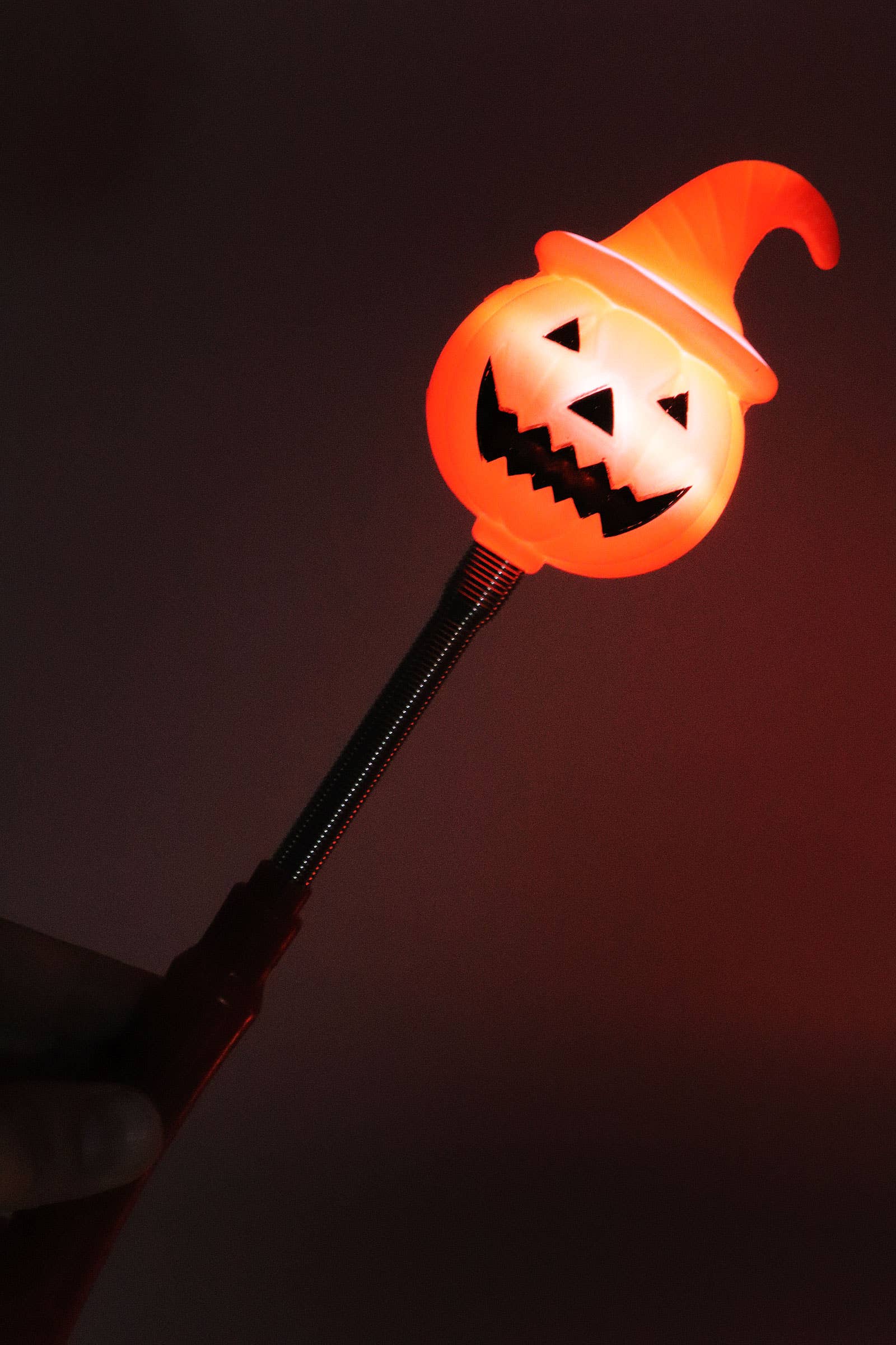 ASSORTI Baguette lumineuse à LED avec tête de Halloween suspendue sur ressort en vente sur Faire3
