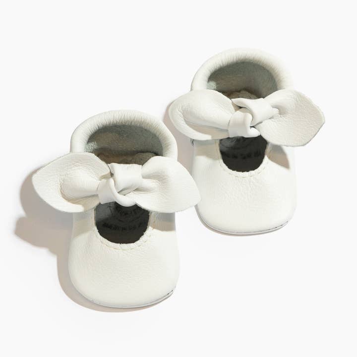 Strahlend weißer II geknoteter Schleifen-Babyschuh für den Großhandel von Freshly Picked