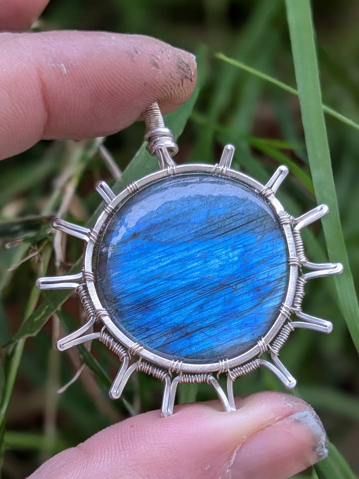 Blå Labradorit Solvedhæng i Massivt Sølv for engroshandel hos Le Tourbillon Minéral