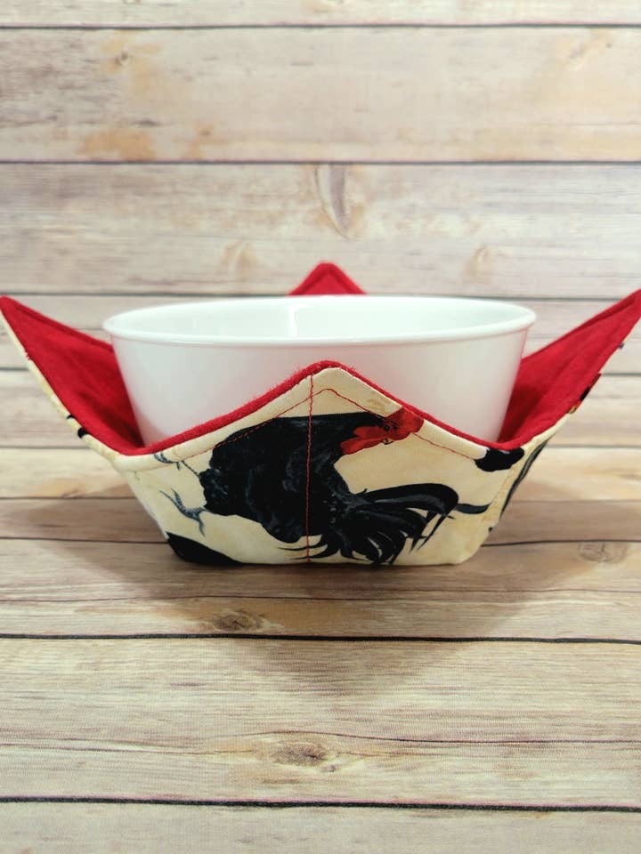 Coussin chauffant pour bol avec motif de coqs | Support de bol rembourré avec motif de ferme de coqs pour la vente par Burpie Bibs Boutique