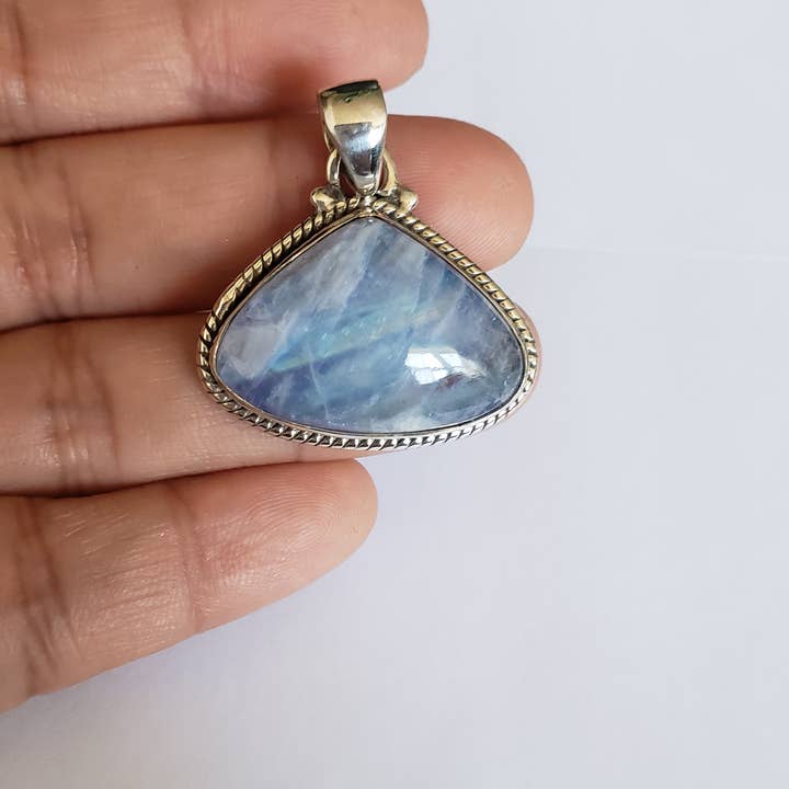Pendentif en pierre de lune arc-en-ciel en argent sterling 925 pour la vente par GTG Gems Corp