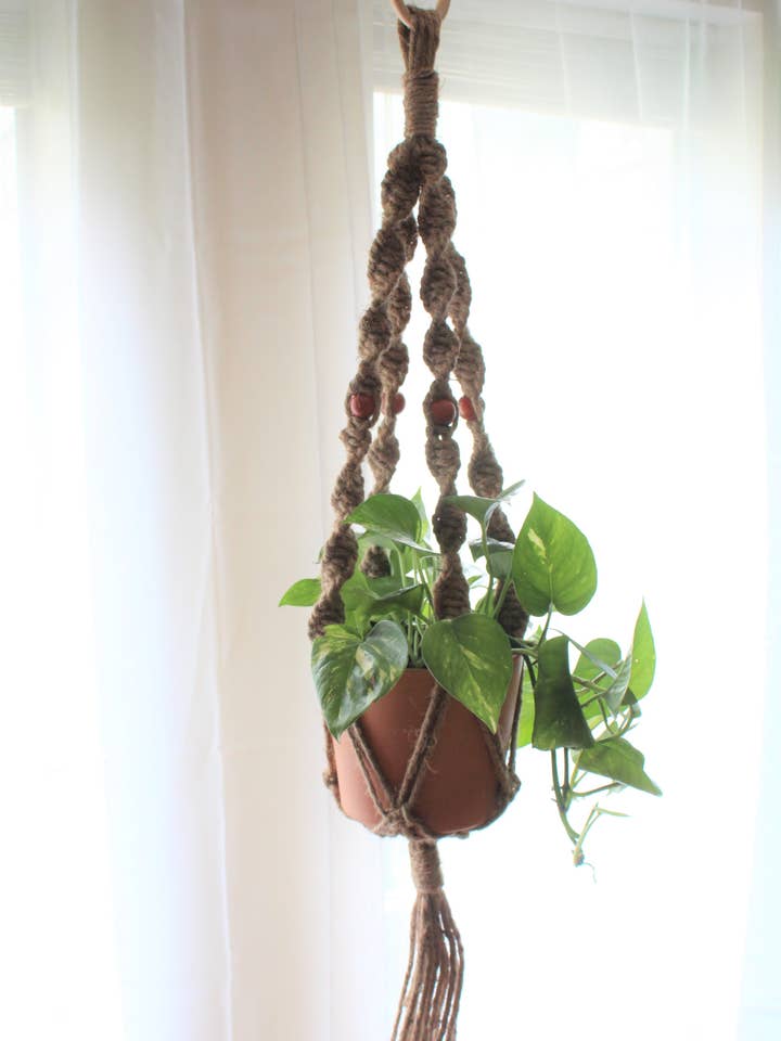 Cintre de plante moyenne à grande perle de rouille de jute pour la vente par The Crafty Glammie