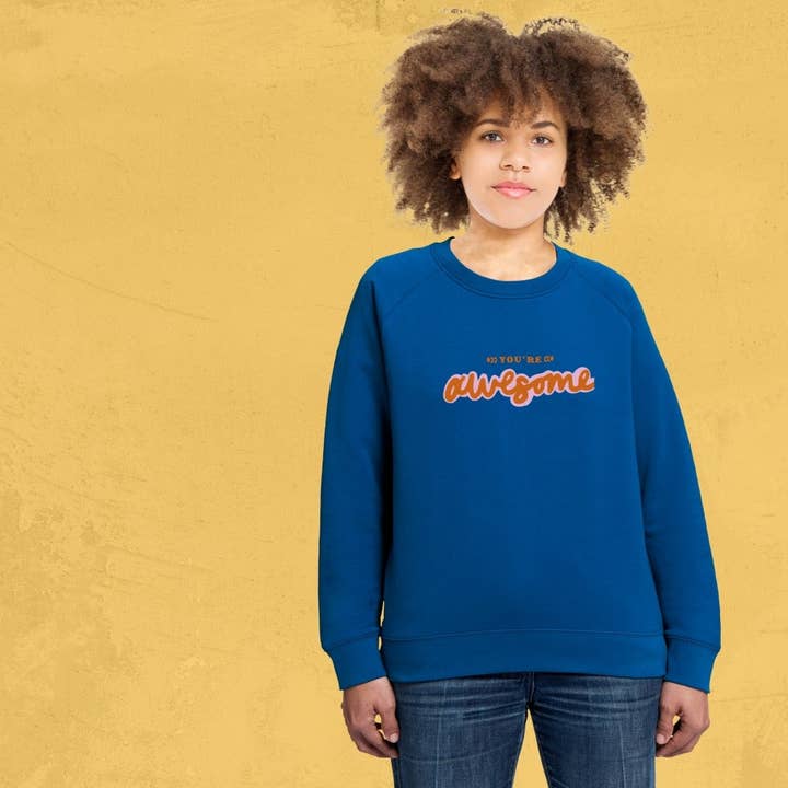 Sweatshirt à col rond You're Awesome en coton biologique bleu cobalt pour la vente par The Vivid Design House