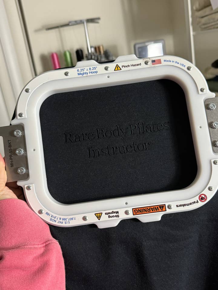 Buleana Boutique and Textiles LLC - Vente Sweat-shirt à imprimés – unisexe - Sweat-shirt à col rond unisexe brodé « God is Good » ton sur ton12