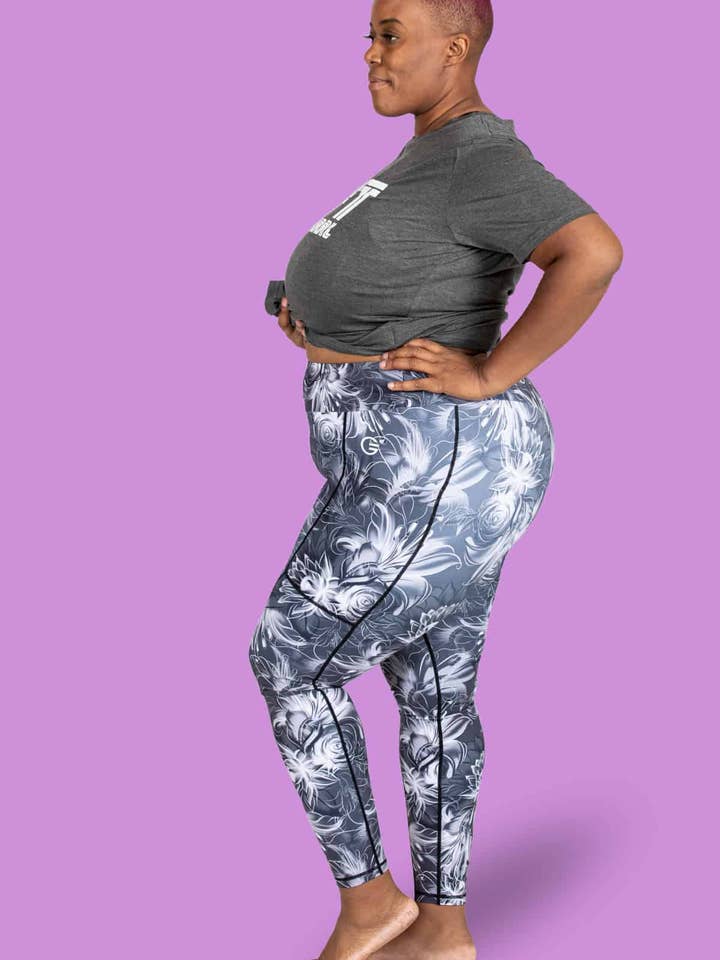 Legging à poche Gothic Bloom Next Level pour la vente par GRRRL