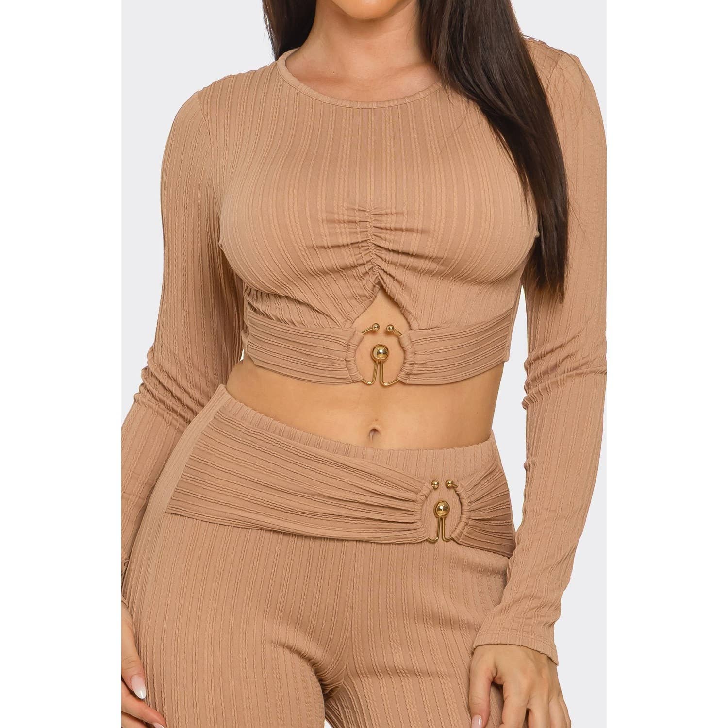 DORCAS – Conjunto de top e calça (roupa NÃO Casual) - Mulher por atacado – Conjunto de Top com Recortes e Anel Metálico e Calças com Franzido3