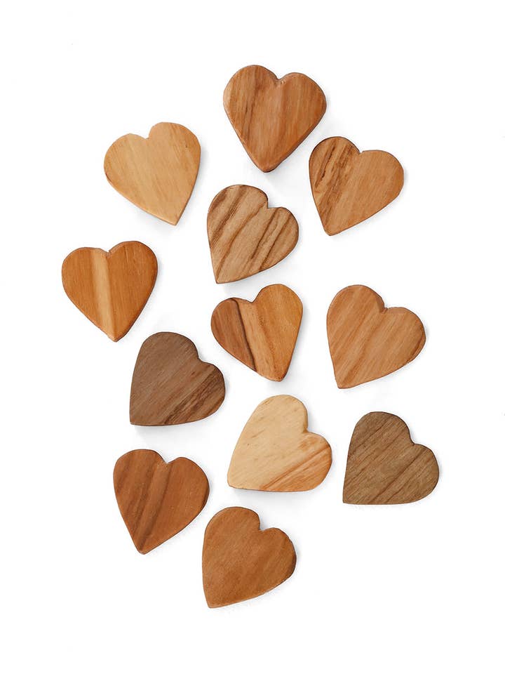 Douzaine de petits jetons cœur en bois d'olivier pour la vente par Swahili | AFRICAN MODERN