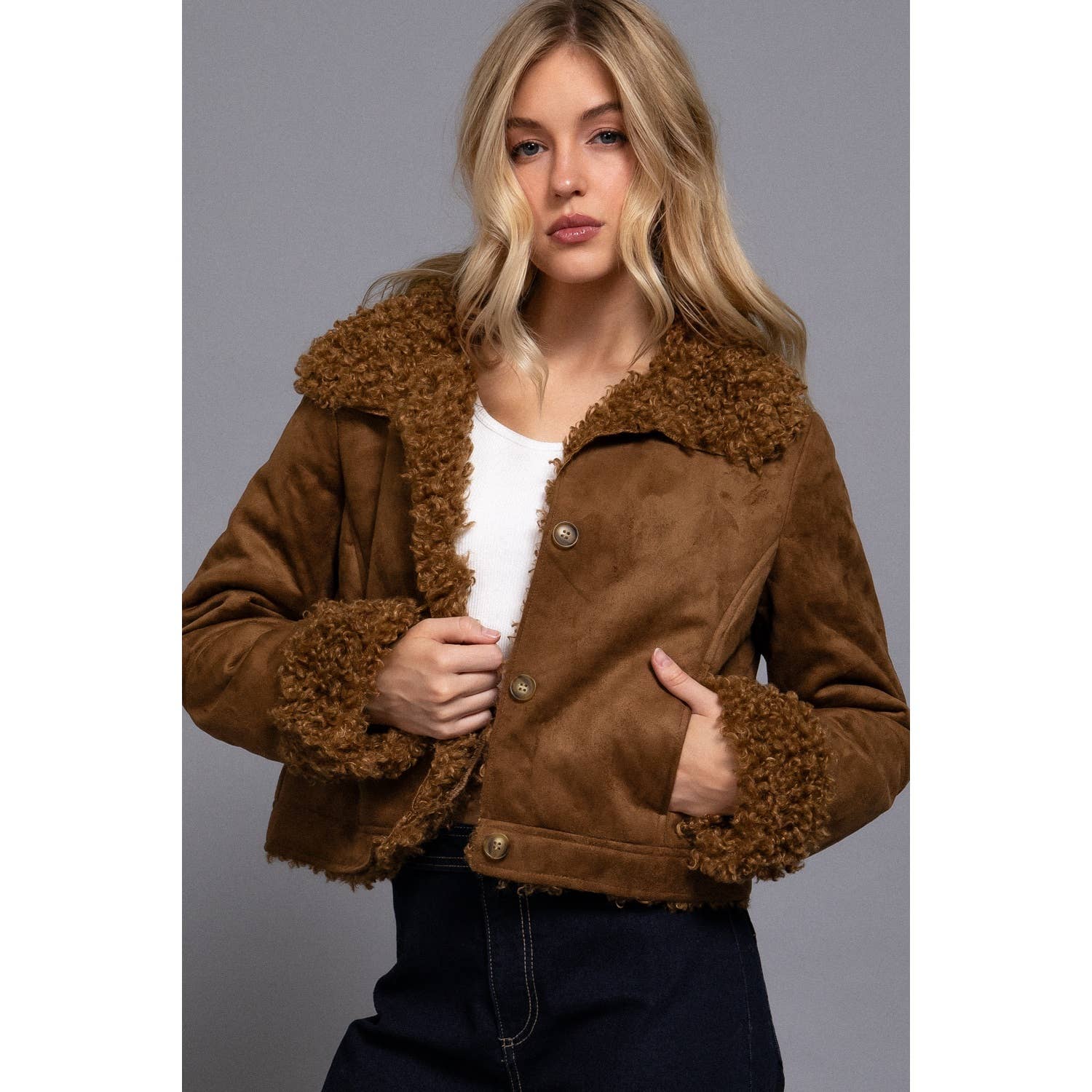 Style Up - Vente Veste – femme - VESTE COURTE EN DAIM PENNY LANE AVEC DÉTAILS EN FOURRURE INTÉRIEURE5