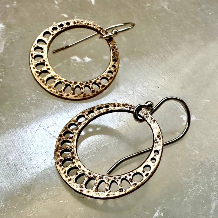 Kleine messing lotuswortel oorbellen voor wholesale door Jennifer Kahn Jewelry