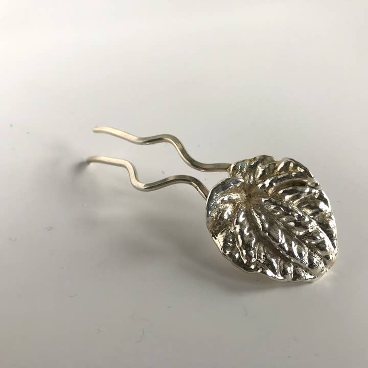 Håndstøbt enkelt Peperoneo Leaf Hair Pin for engroshandel hos Belart Fair Trade