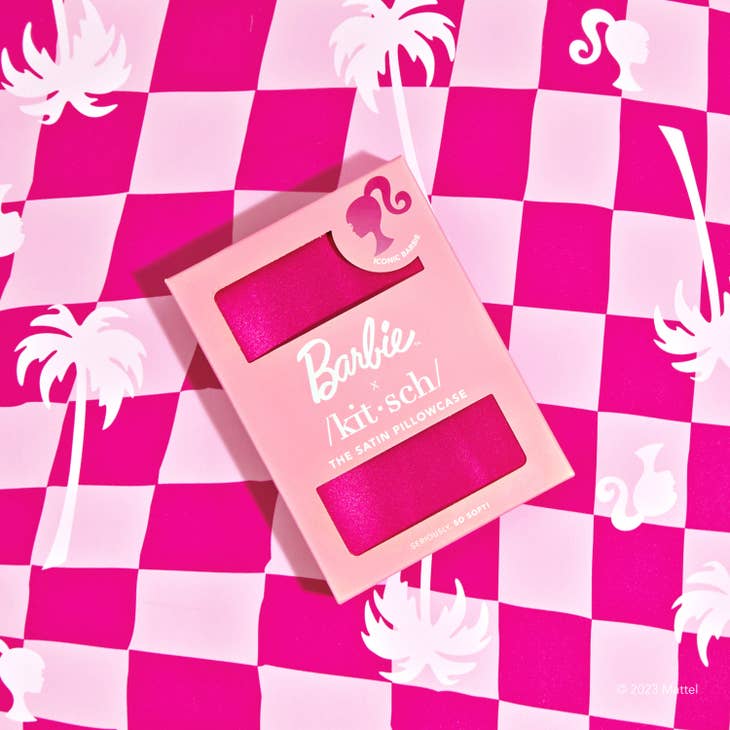 Taie d'oreiller en satin Barbie x Kitsch - Iconic Barbie en vente B2B pour  votre magasin - Faire France