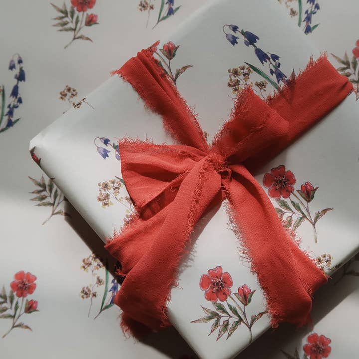 MyDesignPictures – Großhandel Geschenkpapier in Bögen – Reinweißes Geschenkpapier mit blauen und roten Blumen