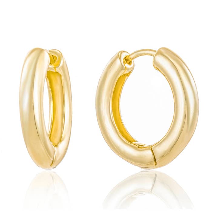 Dikke gouden Huggie oorbellen van Abby voor wholesale door Quill Fine Jewelry & Lifestyle