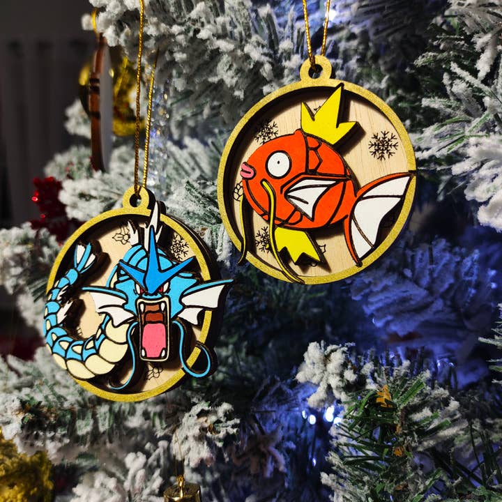 Herbs&Belles – Engroshandel Julepyntsæt – Træfarvede farverige Pokémon-julepynt Magikarp-evolution2