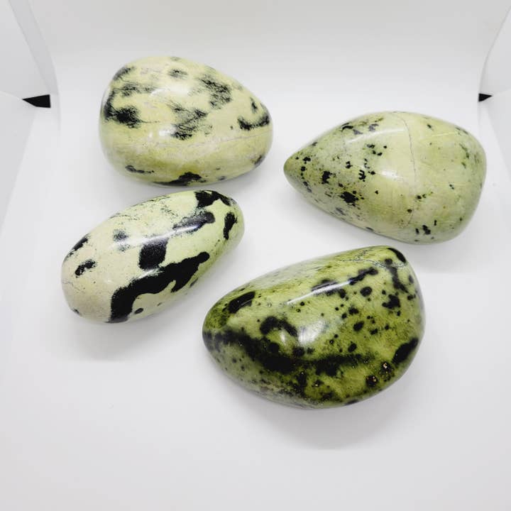 Pierre de léopard serpentine, extraite du Zimbabwe, Afrique pour la vente par The Raven's Edge