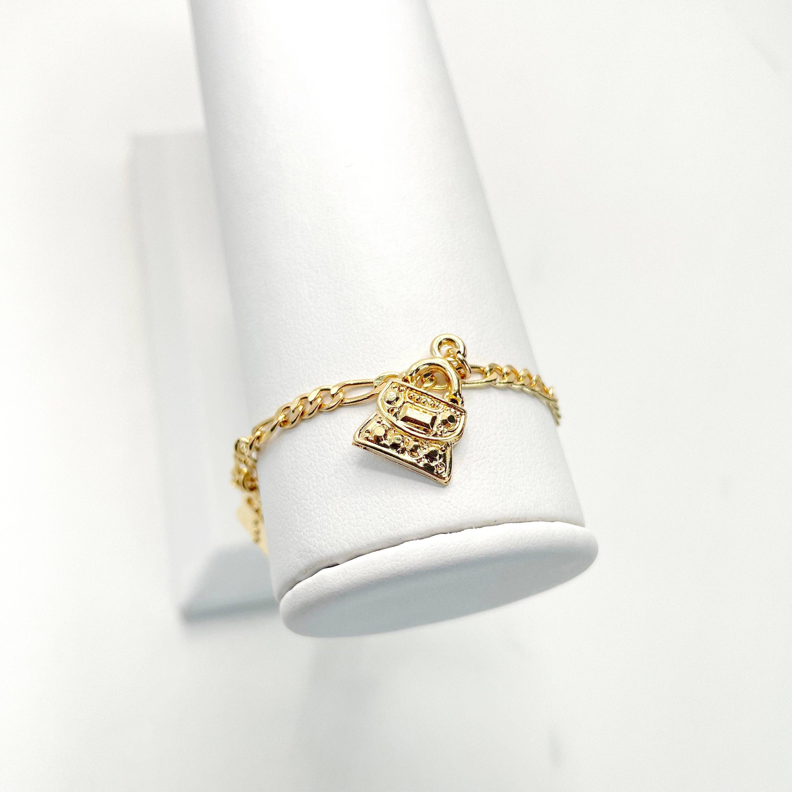 Luxus Accessories – Pulseira com pendente por atacado – Pulseira de encantos com bolsas Figaro preenchidas em ouro 18k3