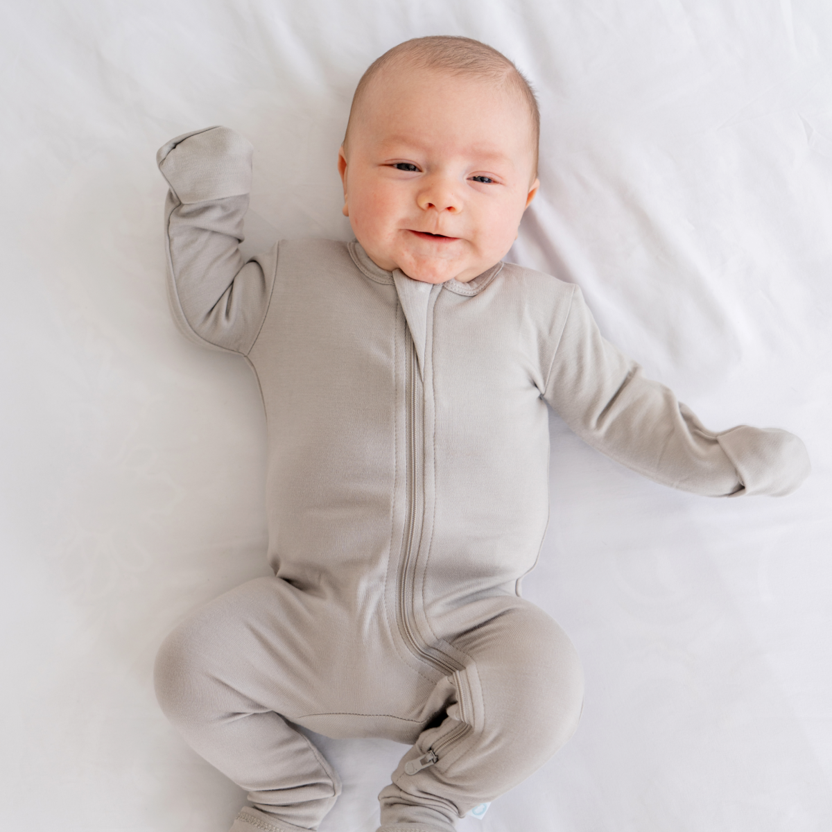 Dreamland Baby - Vente Grenouillère – bébé - Pyjama en bambou pour bébé avec DreamCuffs® - Moon Grey2