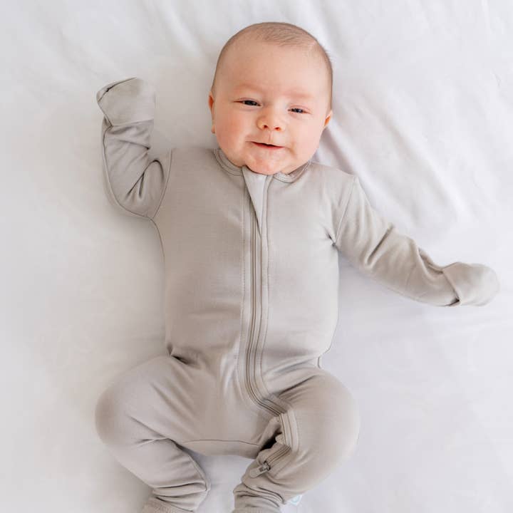 Dreamland Baby – Engroshandel Natdragt – til baby – Baby bambus pyjamas m/DreamCuffs® - Moon Grey2