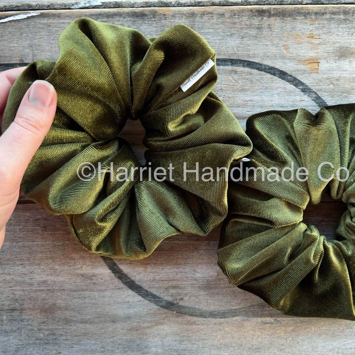 Chouchou en velours extra large – Vert olive pour la vente par Harriet Handmade Co.