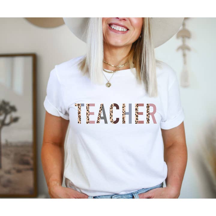 Maglietta Leopard/Boho Teacher per la vendita all'ingrosso da parte di Missery and Co.