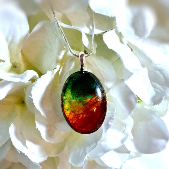 Deux petites feuilles, pendentif en verre et collier pour la vente par Studio 1153