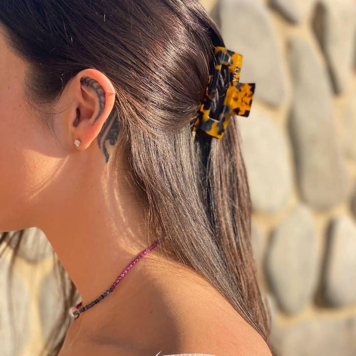 Small Claw Clip - Classic Tortoise for wholesale on Faire1