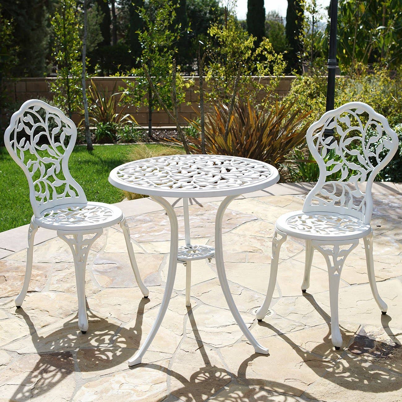 Hi-Line Gift Ltd. - Vendita all'ingrosso Set da patio - Set da bistrot, 3 pezzi, 1 tavolo/2 sedie, foglie bianche2