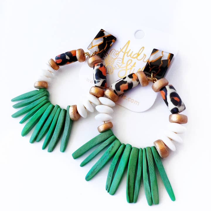 Heidi - Boucles d'oreilles à motif de frange à pointes de noix de coco vert léopard pour la vente par Audra Style