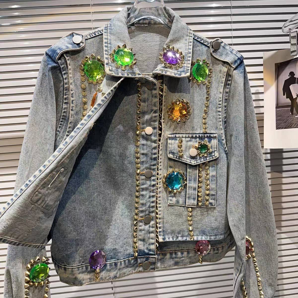 Productseeker – Engroshandel Denimjakke - Dame – JK026 farverig denimjakke med ædelsten4