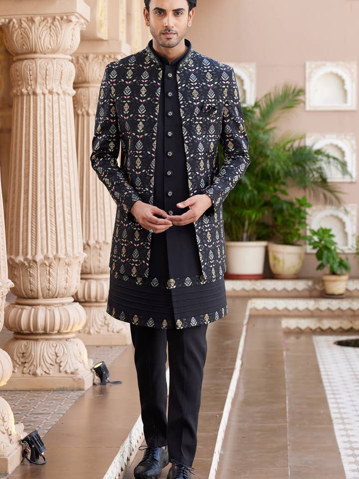 Zwart Indo-Western pak van kunstzijde, lange kurta met jas, broek en dupatta voor heren voor bruiloft - Borduurwerk met draad. voor wholesale door HATKE BRIDE