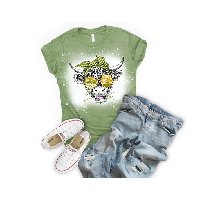 Highland Cow met T-shirt van Daisy's, T-shirt met gebleekte koeienprint voor wholesale door Serendipity Tees