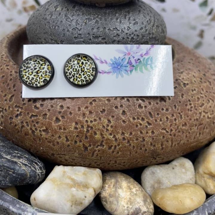 Clous d'oreilles en pour la vente par Only Once Originals