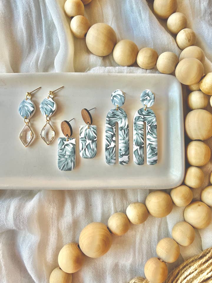 Pastell Monstera Ohrringe, Monstera Blatt Ohrringe für den Großhandel von SeizeTheClayJewelry