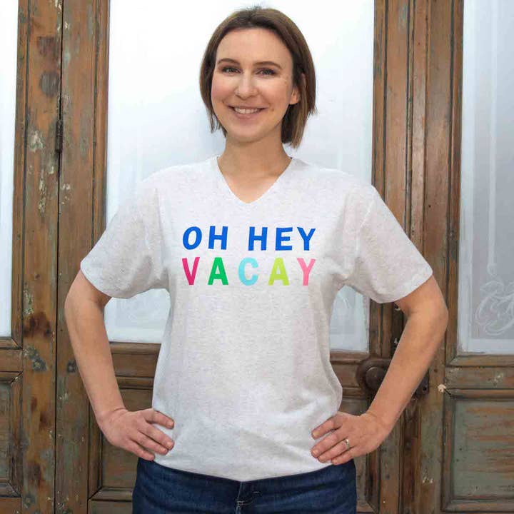 T-shirt à col en V Oh Hey Vacay, blanc chiné, multicolore pour la vente par The Royal Standard