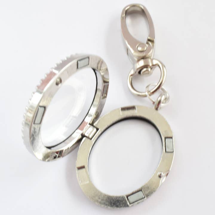 Amaya Rose Ltd. - Vente Porte-clés – femme - Porte-clés médaillon flottant ovale en argent. Bijoux à breloques1