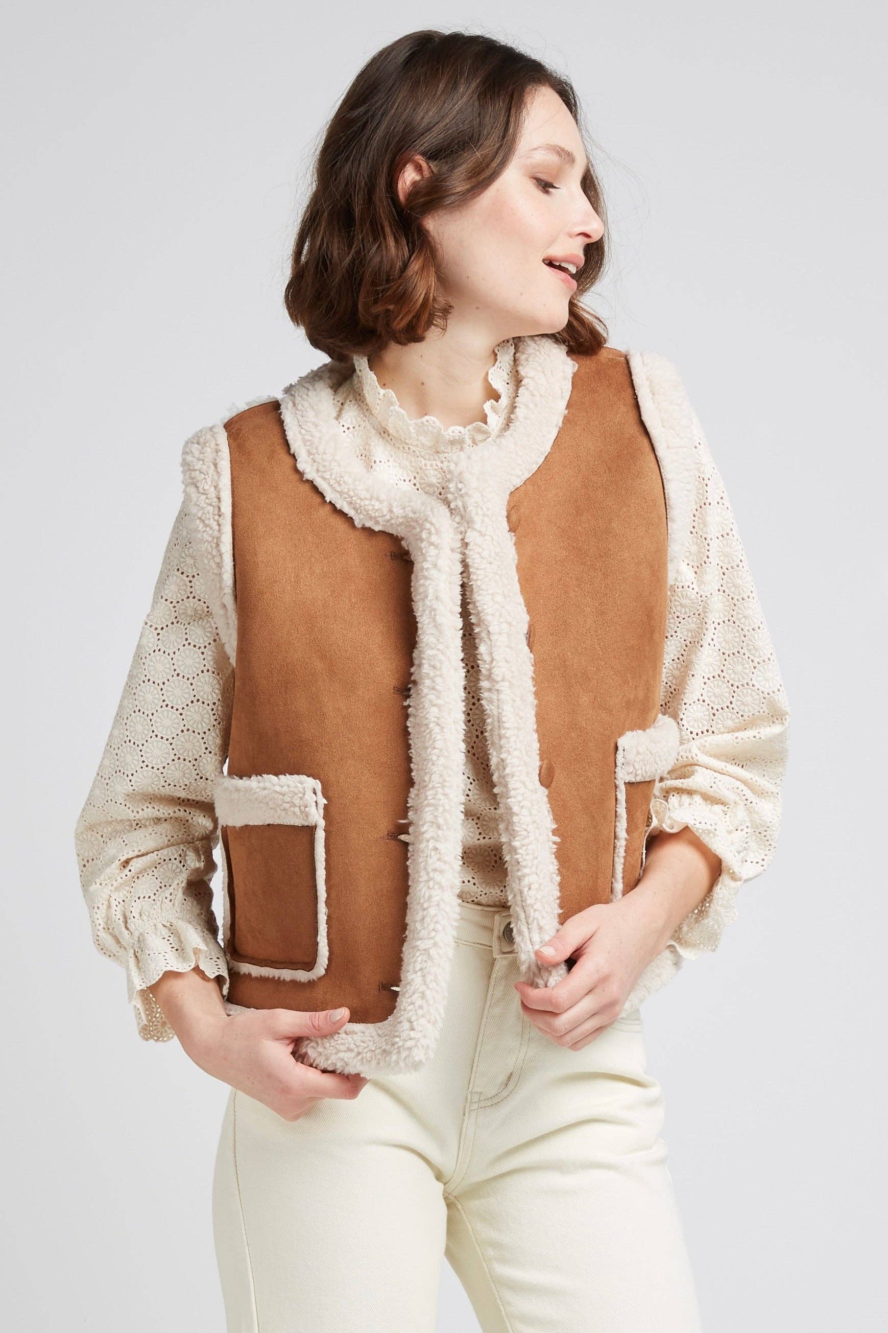 KAMEL VALMOND - Chic ärmlös jacka i suedine och moumoutte för wholesale på Faire2