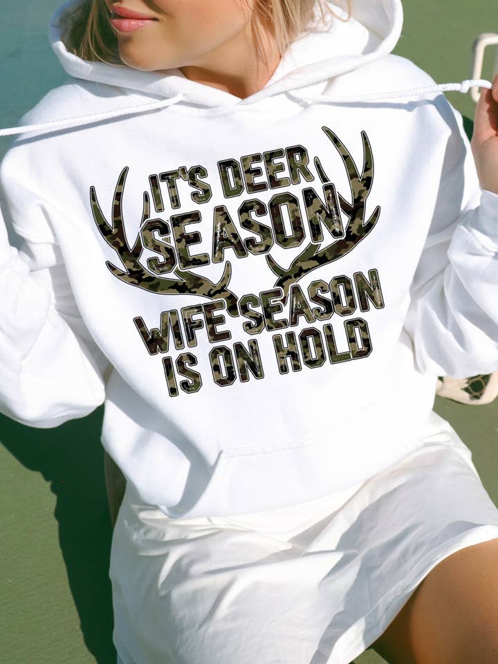 Camo Hertenseizoen Vrouwenseizoen Volwassen Grafische Hoodie voor wholesale door Uncommon Label