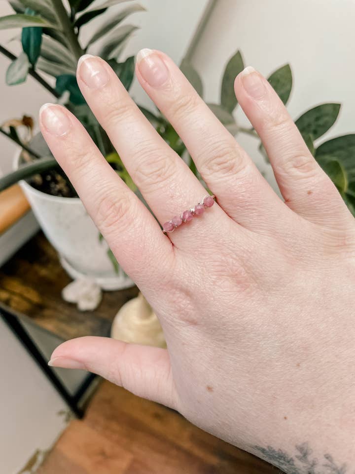 Minimalistisk kristallring - Rosa turmalin, justerbar för wholesale av Wrapped Up In Jewelry