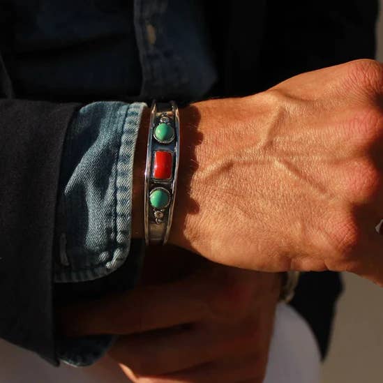 BRACELET EN ÉDITION LIMITÉE AVEC DÉTAILS TURQUOISE pour la vente par Hippie Crew