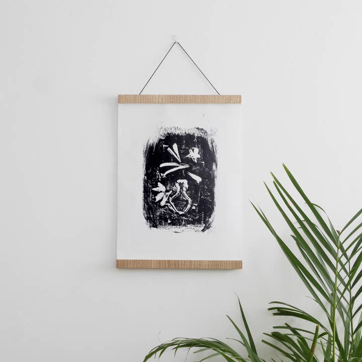 Frame for hanging posters and sheets with magnets. Length 30 cm for wholesale by Debosc