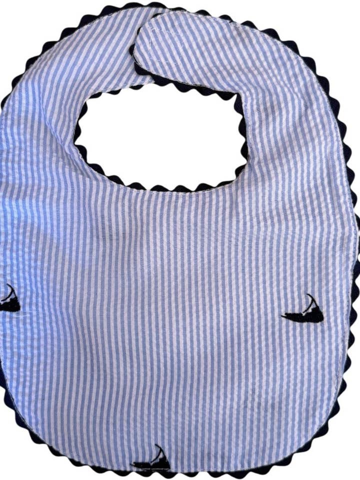 Hellblaues Seersucker-Lätzchen mit Nantuckets für den Großhandel von Piping Prints