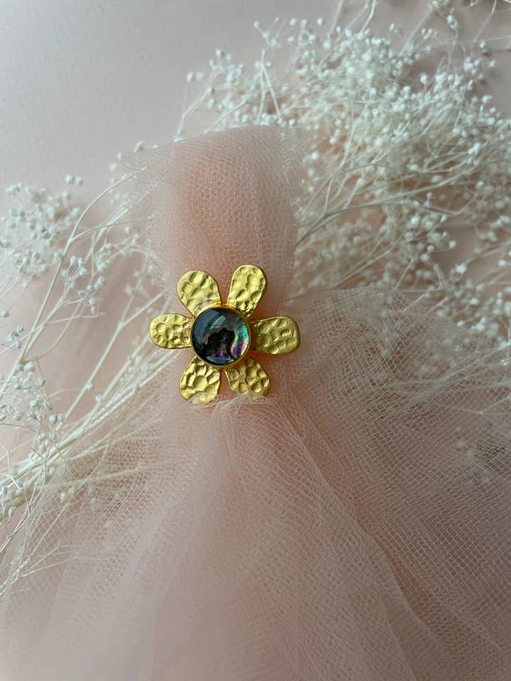 Anillo grande de latón con forma de margarita de abulón para venta al por mayor de Bezalel and Co