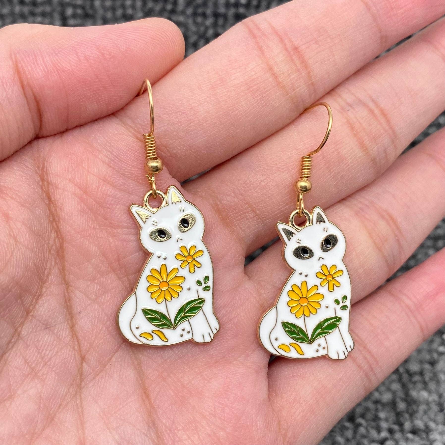 Mio Queena - Wholesale Hangende/ronde oorbellen - Oorbellen met emaillen bloemen en magische kat in diverse stijlen1