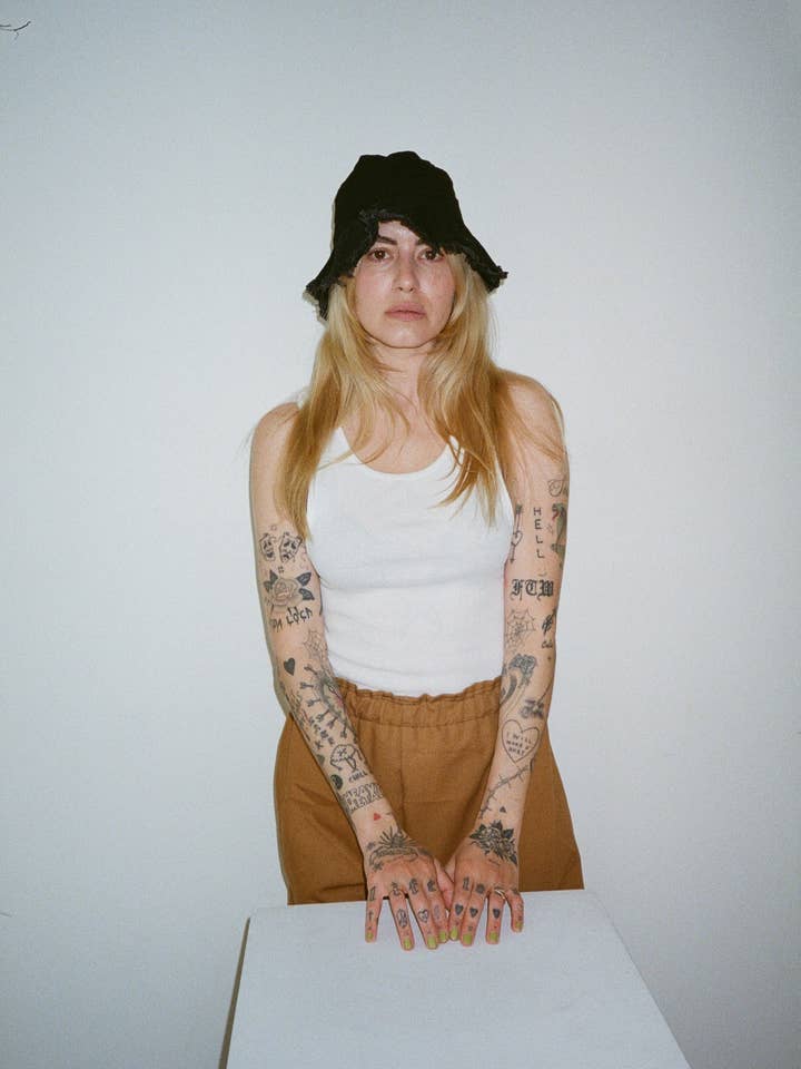 CHAPEAU SEAU NOIR À PETIT BORD pour la vente par Ashley Rowe