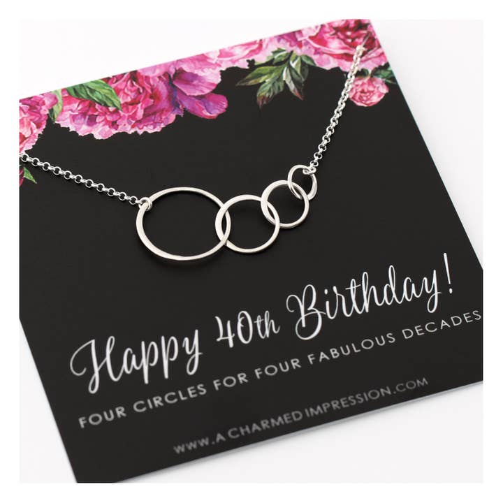 Cadeau de 40e anniversaire pour femme • Argent • Quatre cercles connectés • Célébration de 4 décennies • 40 ans • Cadeaux de joyeux quarantième anniversaire • Collier à 4 anneaux entrelacés pour la vente par A Charmed Impression