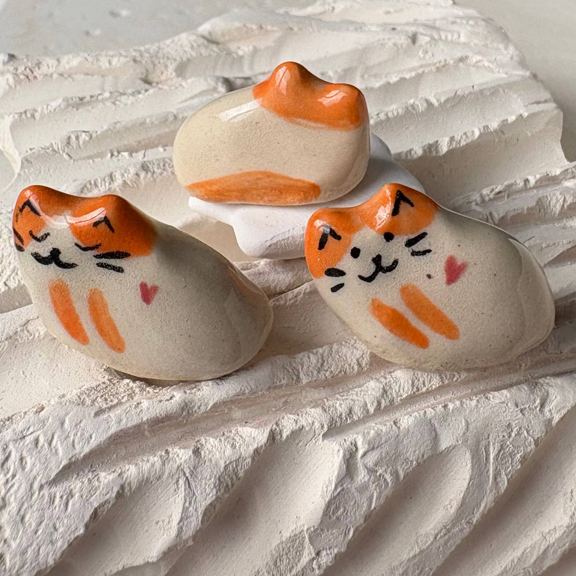 Dariia Dziuba - Wholesale Decorative Figurine - Tiny Hand-Sculpted Ceramic Cats with Heart – Assorted Designs5