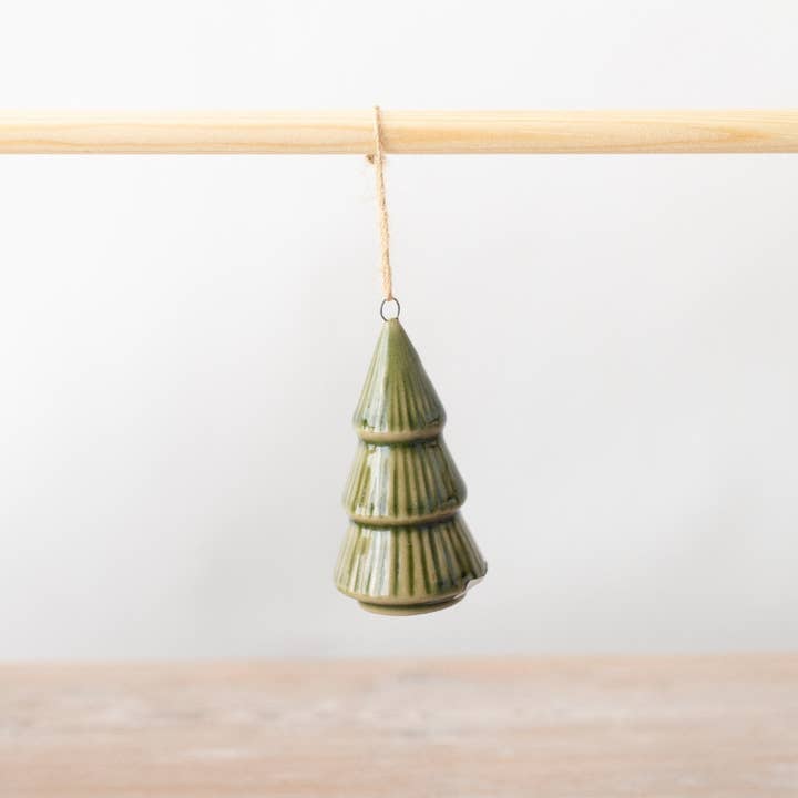 Groene porseleinen hangboomdecoratie, 8 cm voor wholesale door Gainsborough Giftware x Portland Living
