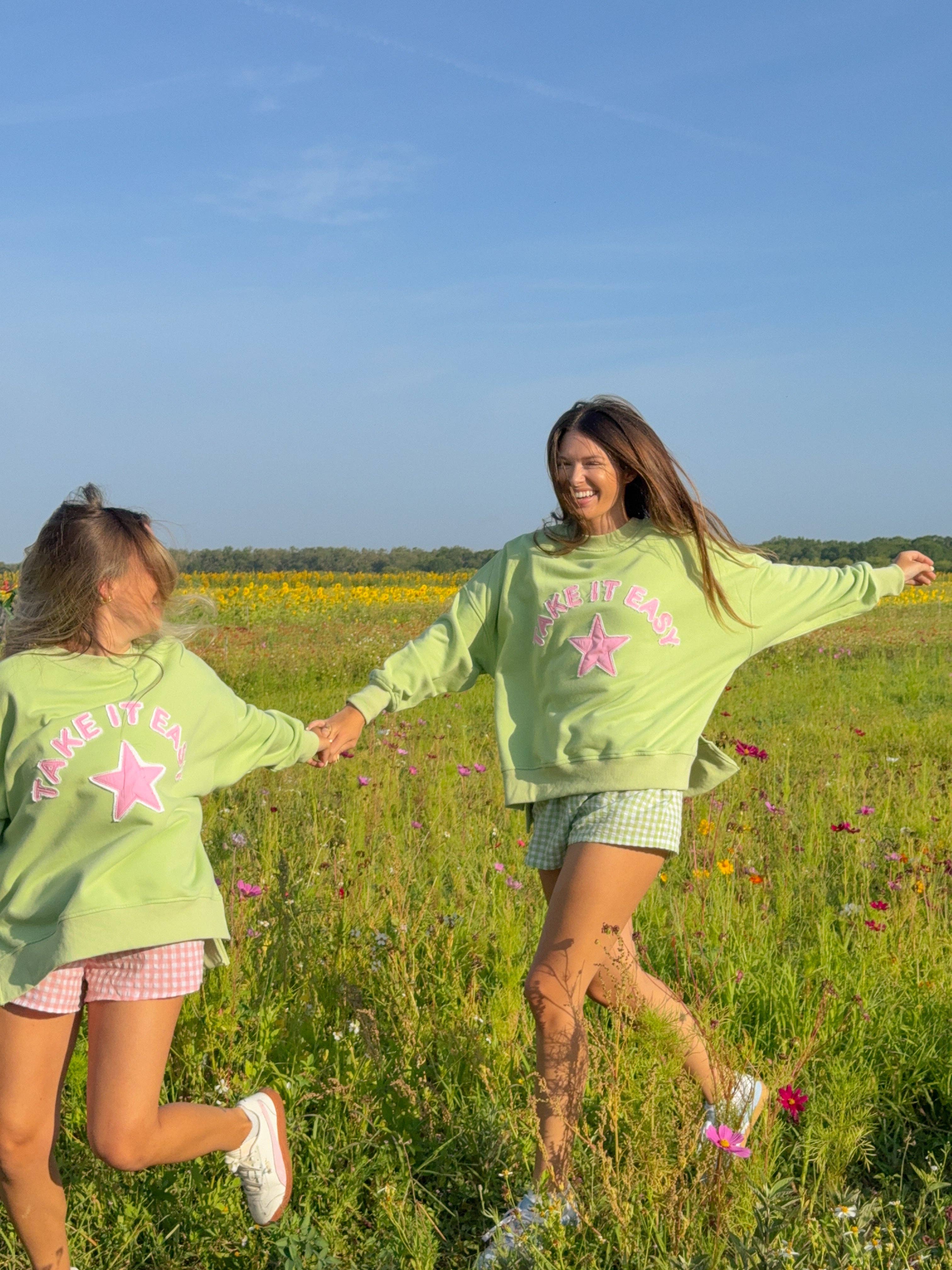 The Beach Club – Großhandel Sweatshirt mit Grafikdruck – Damen – Boxy-Crewneck "Take It Easy"2