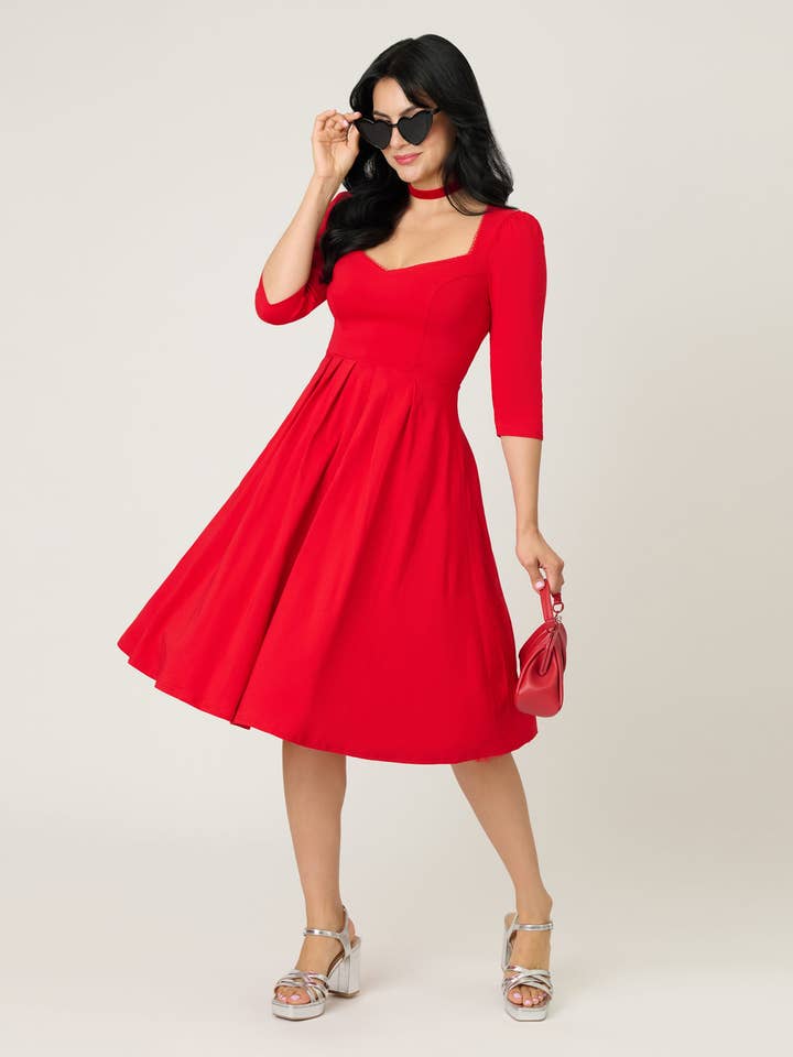 Abito Swing Rosso con Scollo a Cuore Vintage Unico per la vendita all'ingrosso da parte di Unique Vintage