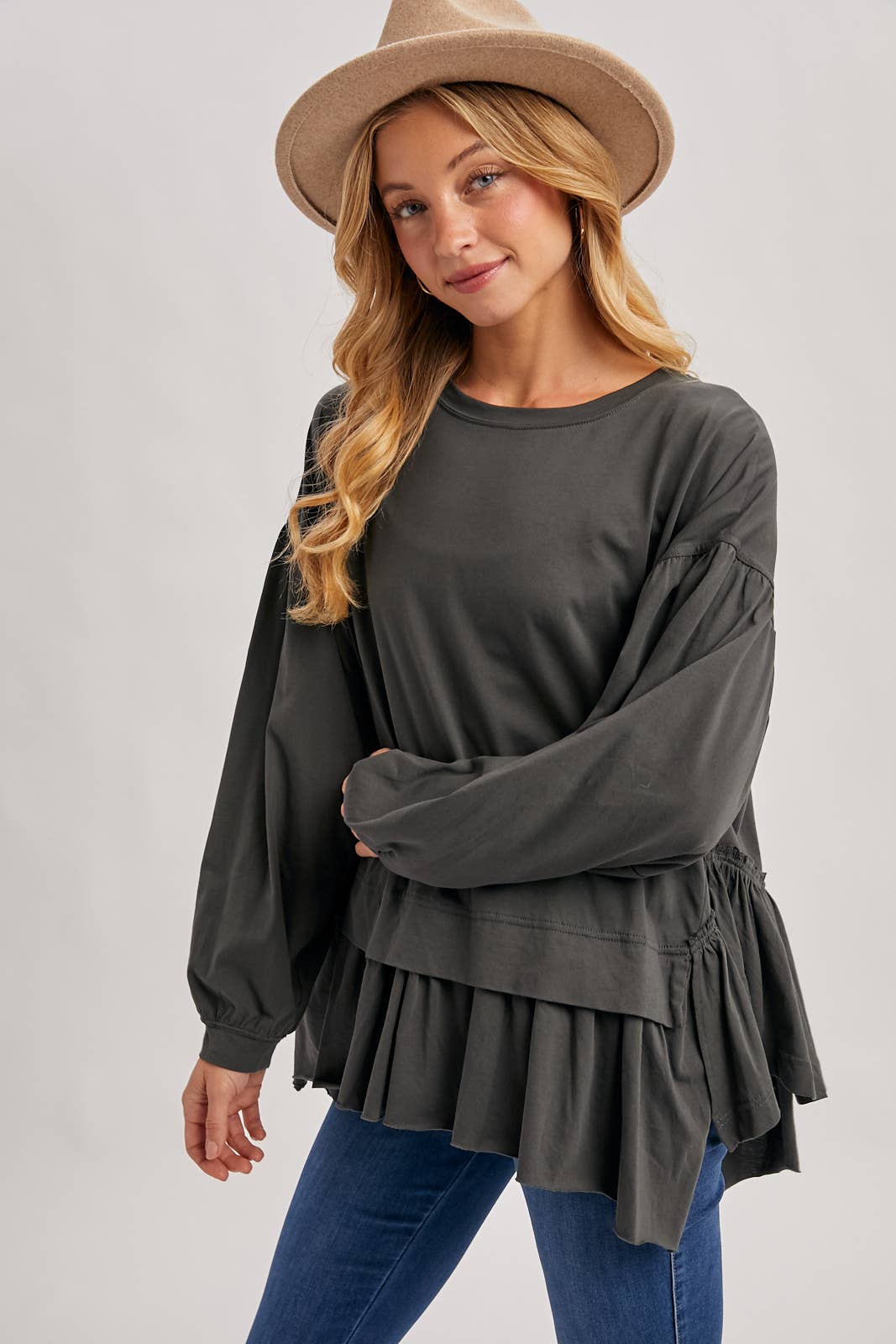 Bluivy – Großhandel Strickoberteil – Damen – ÜBERGROßES STRICKOBERTEIL MIT GERÜSCHTEM PEPLUM-SAUM3